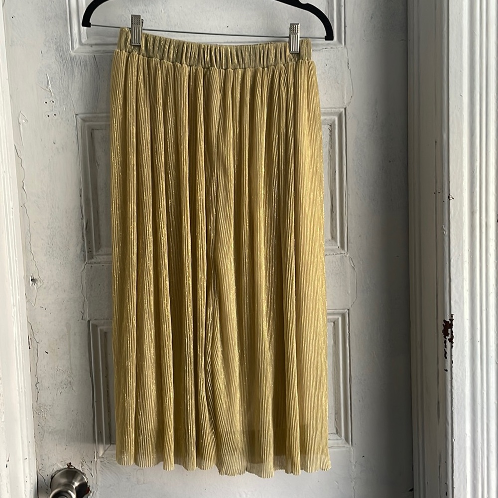 NWOT Gold Shinmer Pleated Skirt - S/M